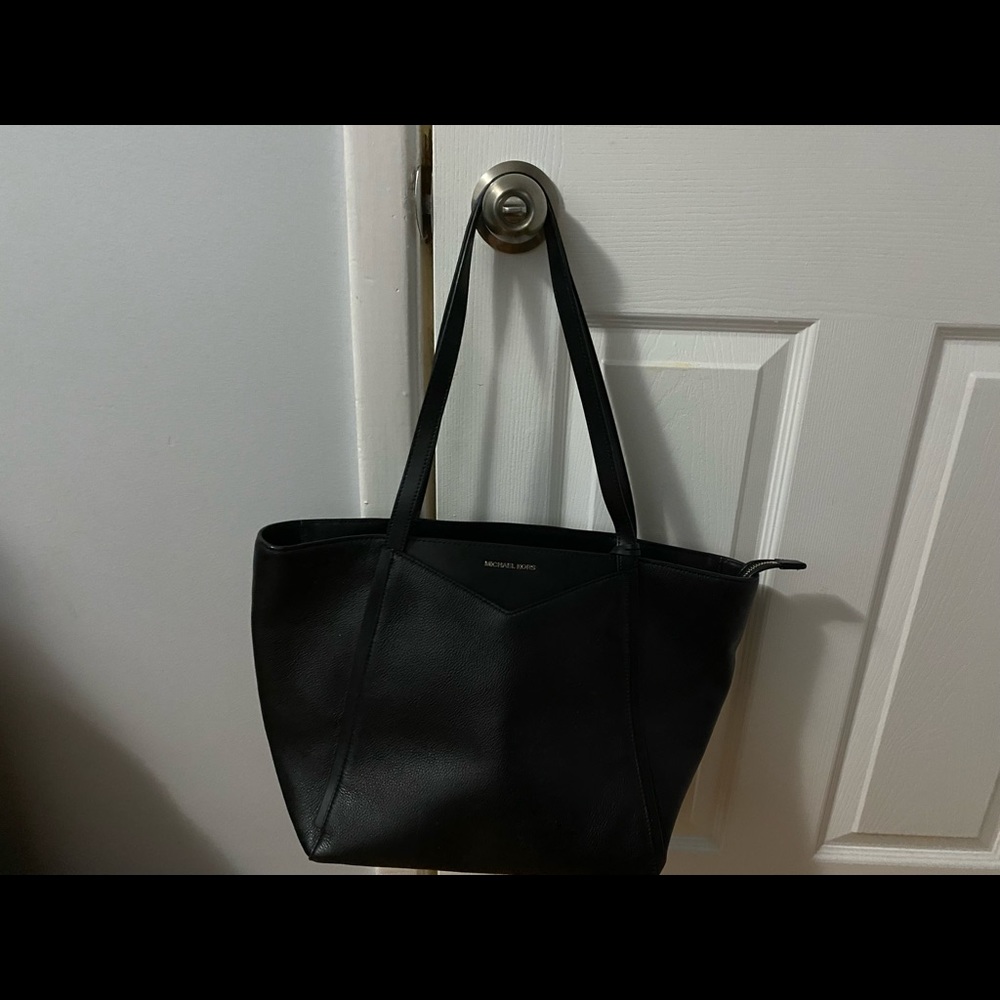 Authentic Michael Kors leather shoulder bag in excellent condition
